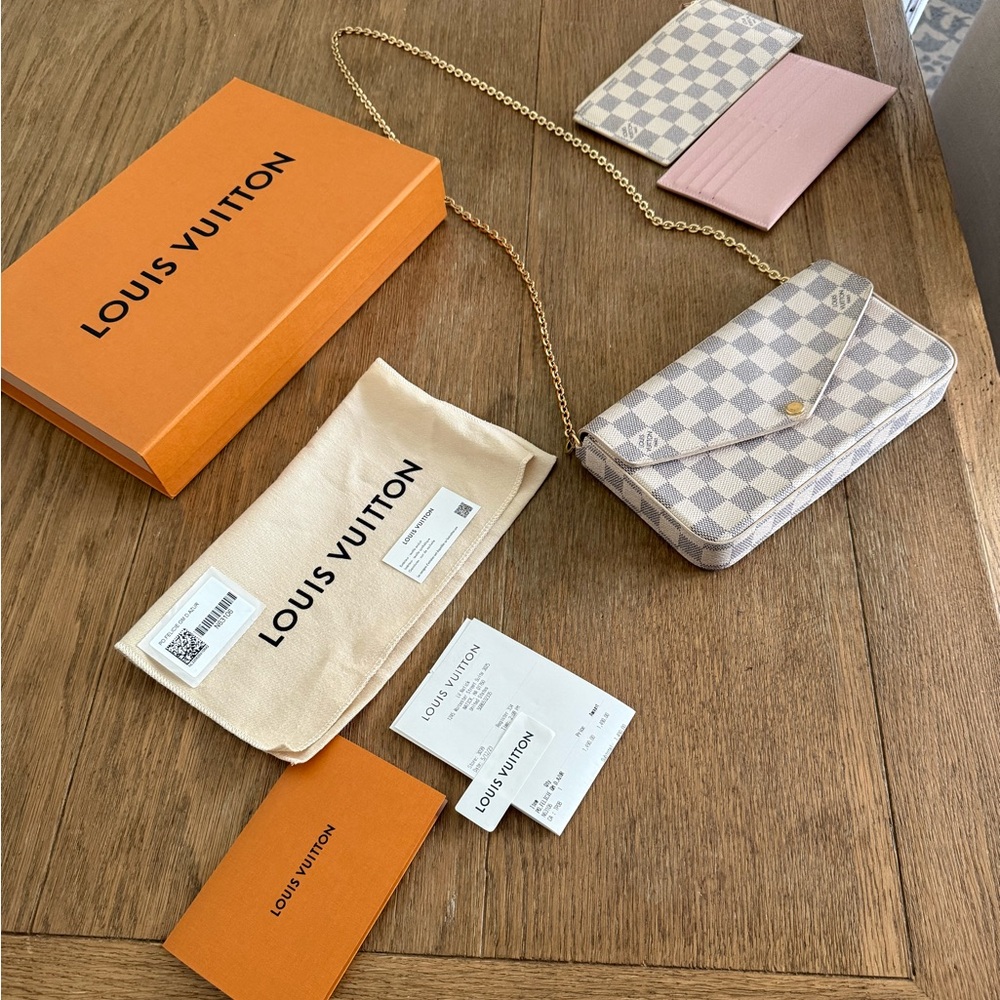 Louis Vuitton 
Damier Azur 
Pochette Félicie
